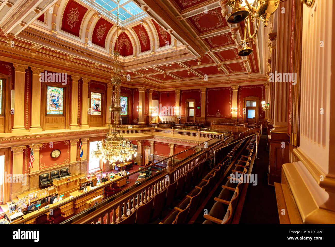 Denver, Colorado, Stati Uniti d'America - marzo 2026: La camera del Senato del Colorado si trova per lo più vuota all'interno del Campidoglio dello Stato del Colorado come un piccolo numero di membri del personale Foto Stock