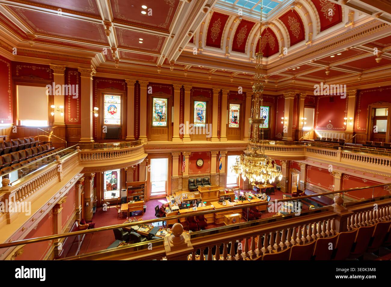Denver, Colorado, Stati Uniti d'America - marzo 2026: La camera del Senato del Colorado si trova per lo più vuota all'interno del Campidoglio dello Stato del Colorado come un piccolo numero di membri del personale Foto Stock