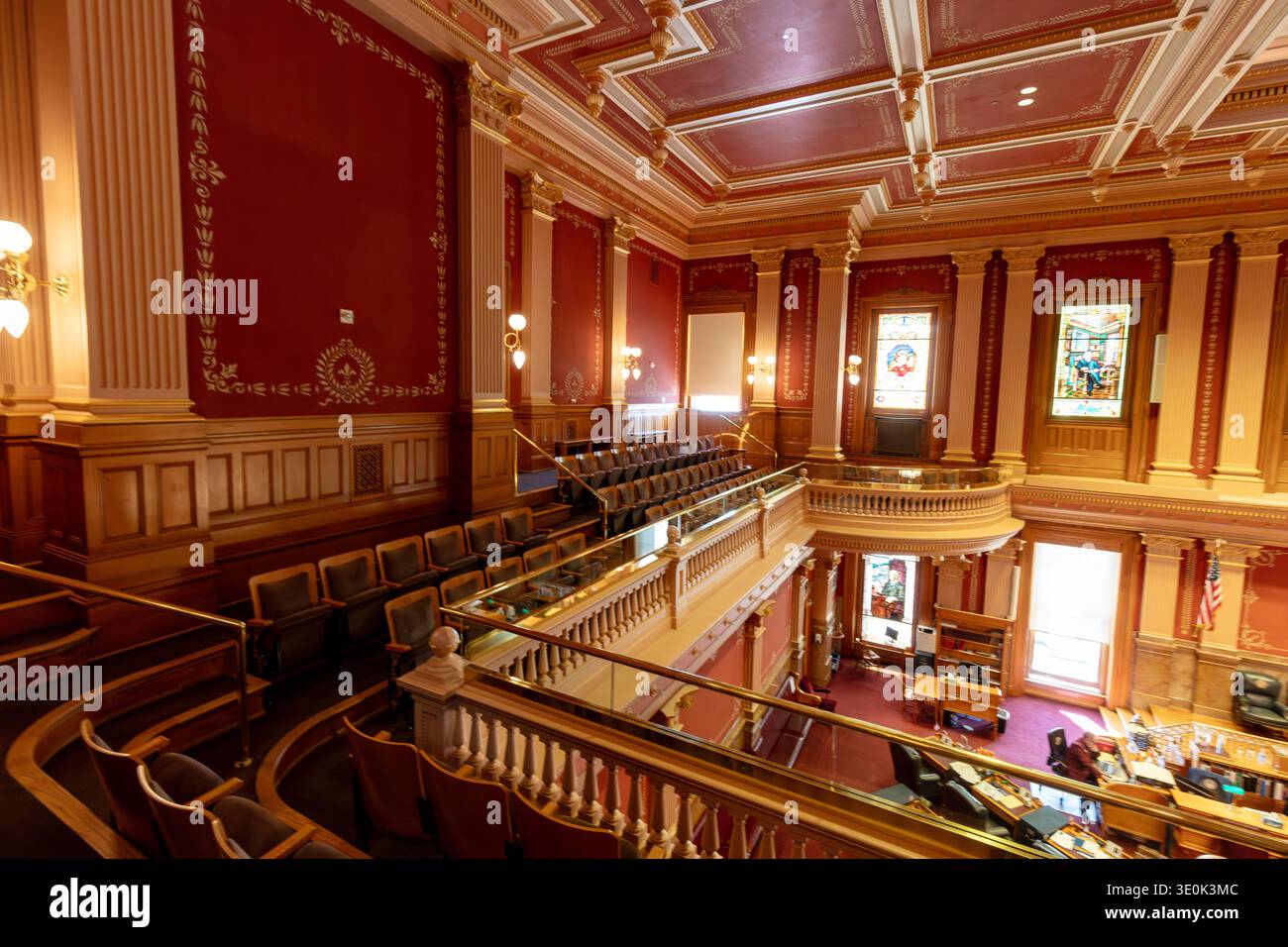 Denver, Colorado, Stati Uniti d'America - marzo 2026: La camera del Senato del Colorado si trova per lo più vuota all'interno del Campidoglio dello Stato del Colorado come un piccolo numero di membri del personale Foto Stock