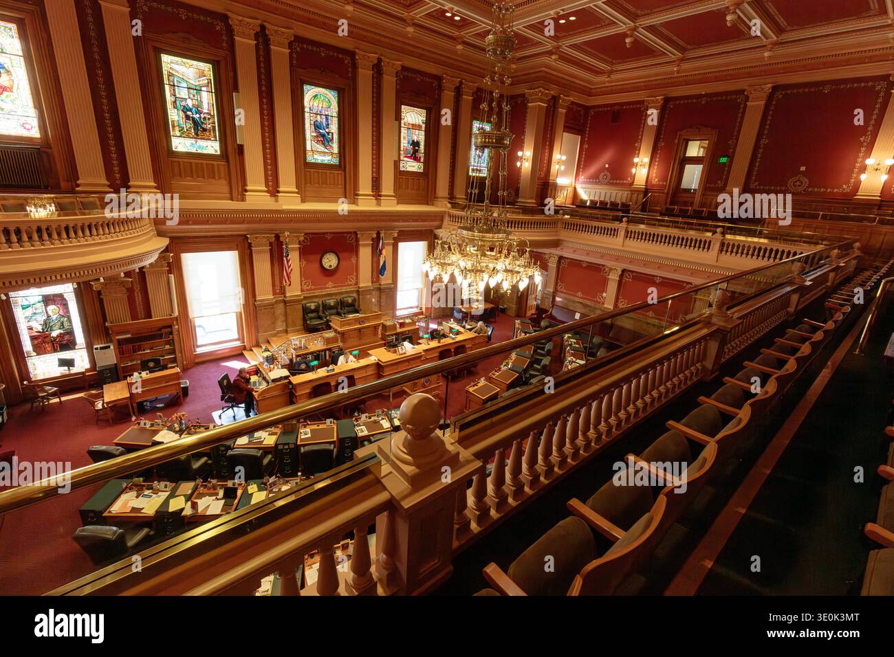 Denver, Colorado, Stati Uniti d'America - marzo 2026: La camera del Senato del Colorado si trova per lo più vuota all'interno del Campidoglio dello Stato del Colorado come un piccolo numero di membri del personale Foto Stock
