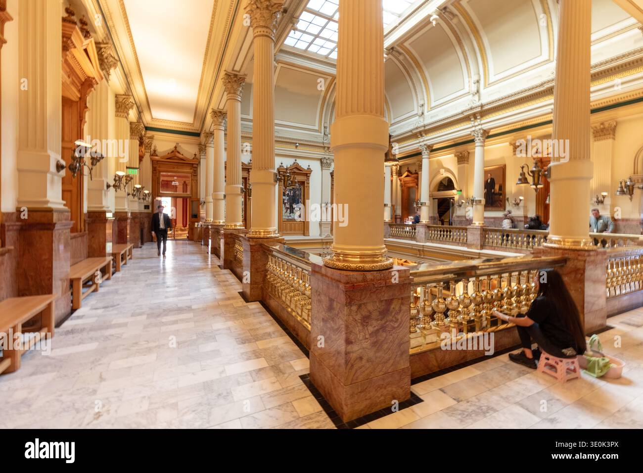Denver, Colorado, Stati Uniti - 3 marzo 2026: Le persone camminano lungo il corridoio del terzo piano che si affaccia sulla rotonda all'interno dello storico Campidoglio del Colorado Foto Stock