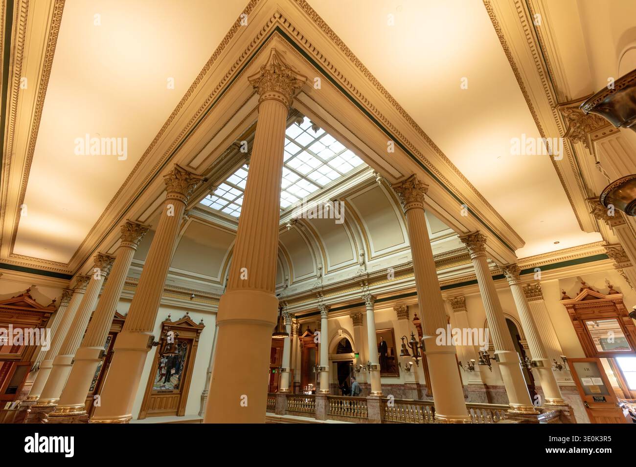 Denver, Colorado, Stati Uniti - 3 marzo 2026: Soffitto decorato e dettagli architettonici all'interno dello storico palazzo del governo dello stato del Colorado a Denver. Foto Stock