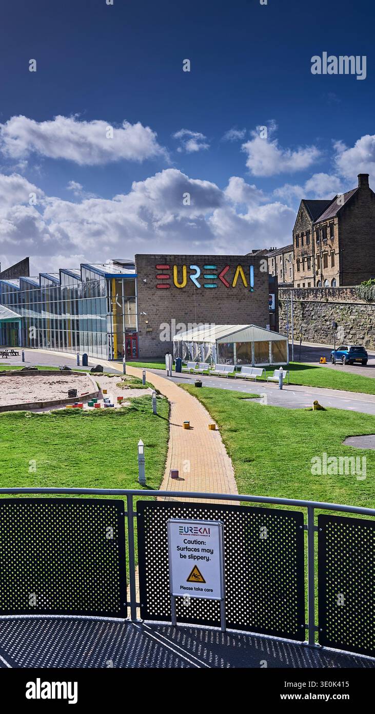 Eureka National Children's Museum con un cartello multicolore sulla parete, `halifax, Regno Unito Foto Stock