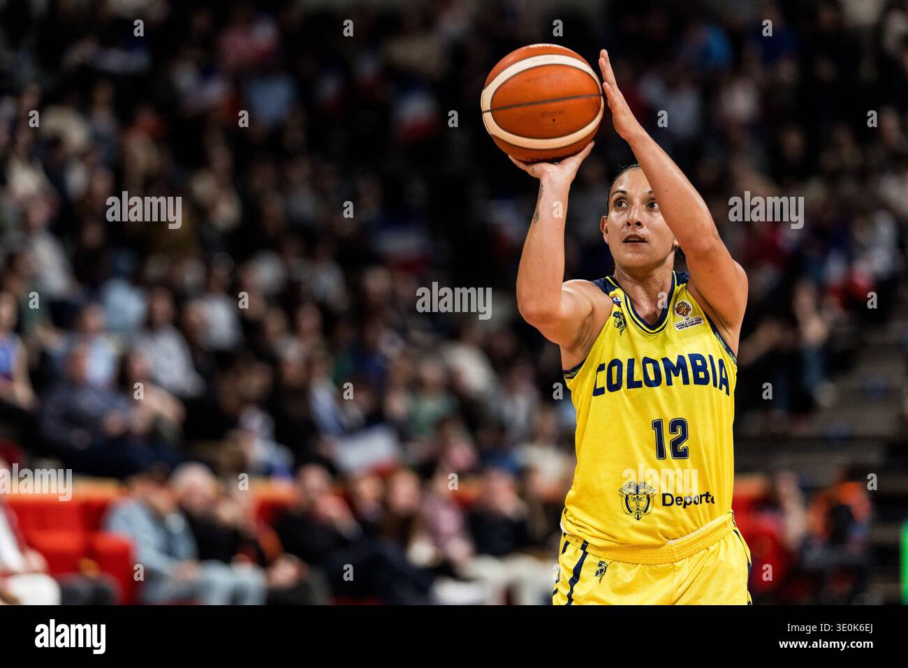 LIONE-VILLEURBANNE, FRANCIA - 12 MARZO: Jenifer Munoz (Colombia, 12) lancia la palla durante la partita di qualificazione al Torneo di qualificazione alla Coppa del mondo femminile FIBA tra Colombia (col) e Francia (fra) ad Astroballe il giorno 2 del Torneo di qualificazione alla Coppa del mondo femminile FIBA il 12 marzo 2026 a Lione-Villeurbanne, Francia. Foto Stock