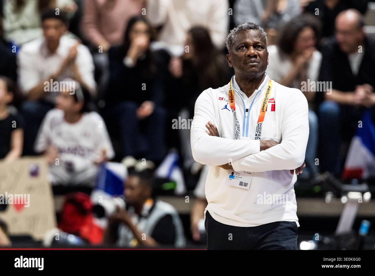 LIONE-VILLEURBANNE, FRANCIA - 12 MARZO: Jean Aime Toupane (capo allenatore Francia) durante la partita di qualificazione ai Mondiali di calcio femminile FIBA tra Colombia (col) e Francia (fra) ad Astroballe il giorno 2 del Torneo di qualificazione ai Mondiali femminili FIBA il 12 marzo 2026 a Lione-Villeurbanne, Francia. Foto Stock