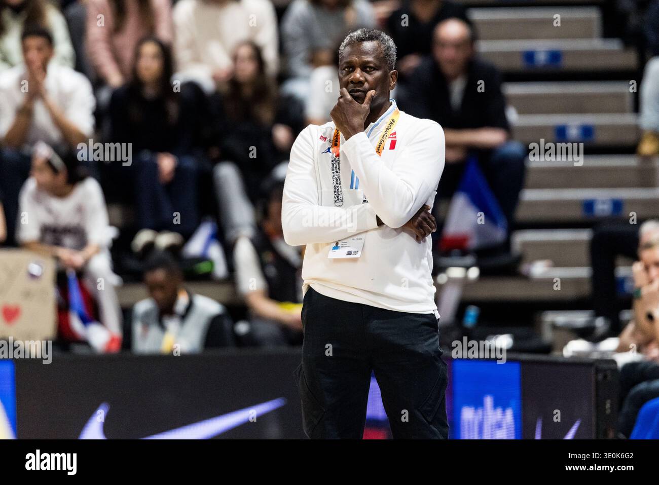 LIONE-VILLEURBANNE, FRANCIA - 12 MARZO: Jean Aime Toupane (capo allenatore Francia) durante la partita di qualificazione ai Mondiali di calcio femminile FIBA tra Colombia (col) e Francia (fra) ad Astroballe il giorno 2 del Torneo di qualificazione ai Mondiali femminili FIBA il 12 marzo 2026 a Lione-Villeurbanne, Francia. Foto Stock