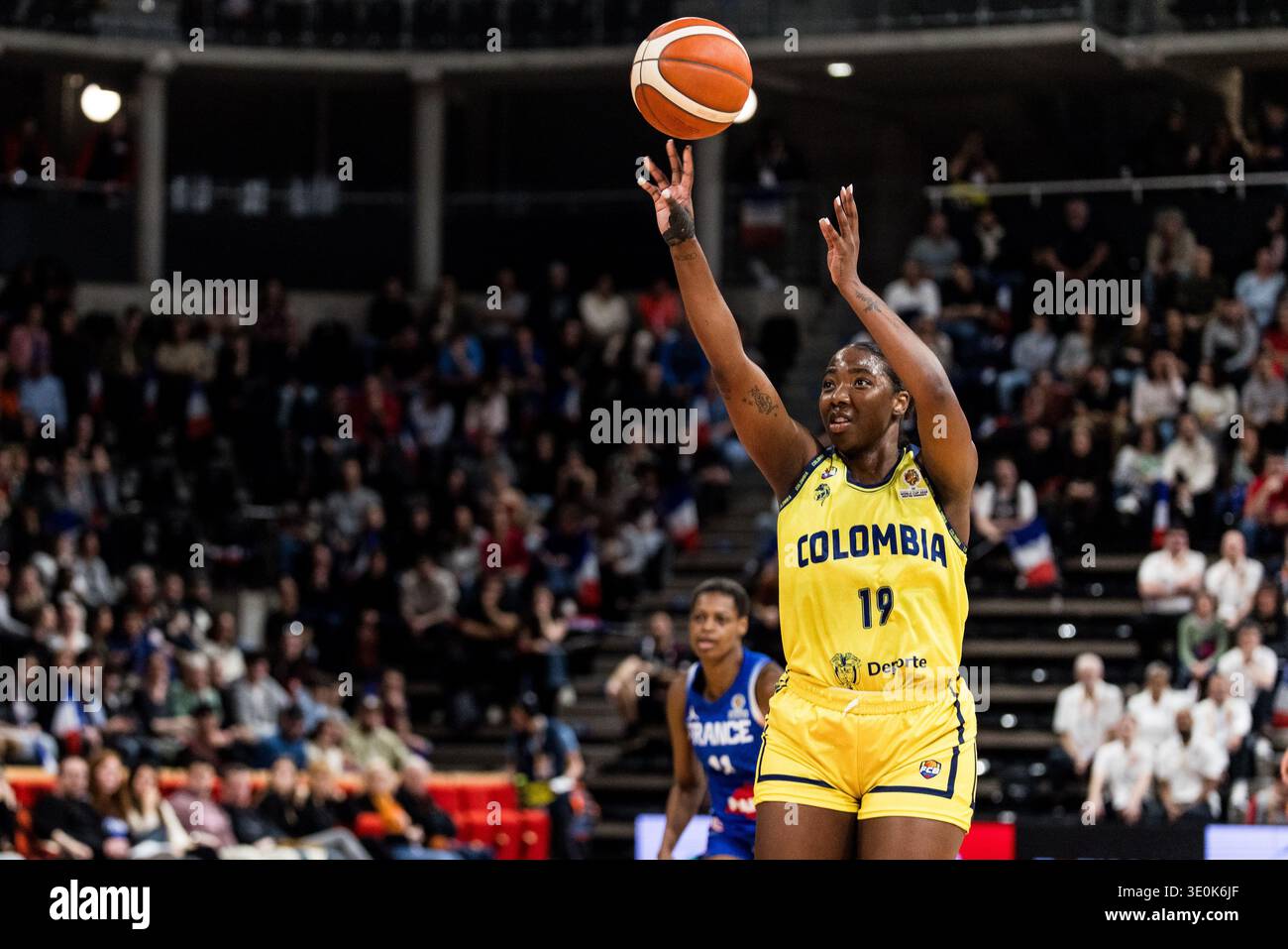 LIONE-VILLEURBANNE, FRANCIA - 12 MARZO: Daniela Gonzalez (Colombia, 19) spara la palla durante la partita di qualificazione al torneo femminile FIBA tra Colombia (col) e Francia (fra) ad Astroballe il giorno 2 del torneo di qualificazione alla Coppa del mondo femminile FIBA il 12 marzo 2026 a Lione-Villeurbanne, Francia. Foto Stock