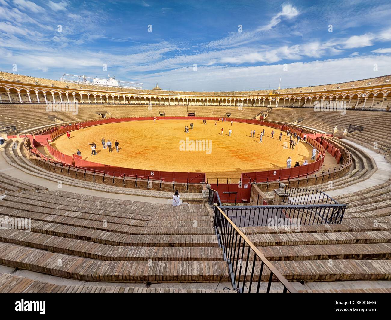 SIVIGLIA, SPAGNA - 3 NOVEMBRE 2024: Plaza de Toros è la storica arena della corrida di Siviglia, Spagna. Foto Stock