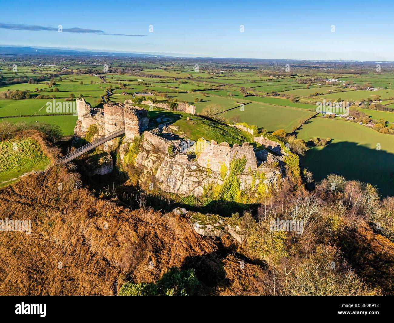 Una vista aerea che mostra la Bailey interna delle rovine del castello di Beeston vicino a Chirk, Galles Foto Stock