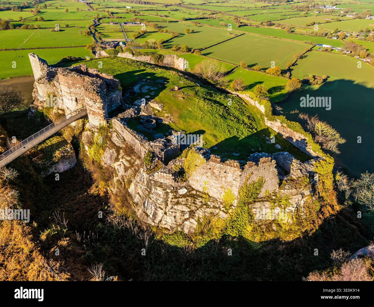 Una vista aerea che guarda verso il basso sulla baia interna delle rovine del castello di Beeston vicino a Chirk, Galles Foto Stock