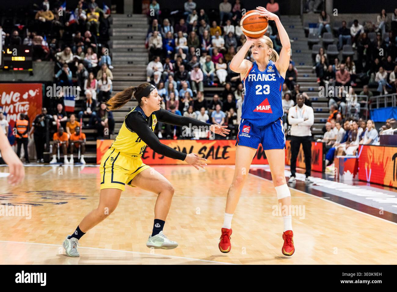 LIONE-VILLEURBANNE, FRANCIA - 12 MARZO: Marine Johannes (Francia, 23) spara la palla durante la partita di qualificazione al Torneo di qualificazione alla Coppa del mondo femminile FIBA tra Colombia (col) e Francia (fra) ad Astroballe il giorno 2 del Torneo di qualificazione alla Coppa del mondo femminile FIBA il 12 marzo 2026 a Lione-Villeurbanne, Francia. Foto Stock