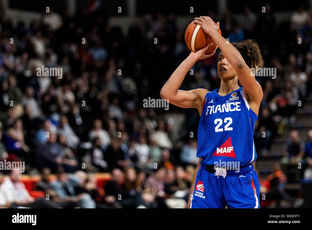 LIONE-VILLEURBANNE, FRANCIA - 12 MARZO: Marieme Badiane (Francia, 22 anni) spara la palla durante la partita di qualificazione al torneo femminile FIBA tra Colombia (col) e Francia (fra) ad Astroballe il giorno 2 del torneo di qualificazione alla Coppa del mondo femminile FIBA il 12 marzo 2026 a Lione-Villeurbanne, Francia. Foto Stock