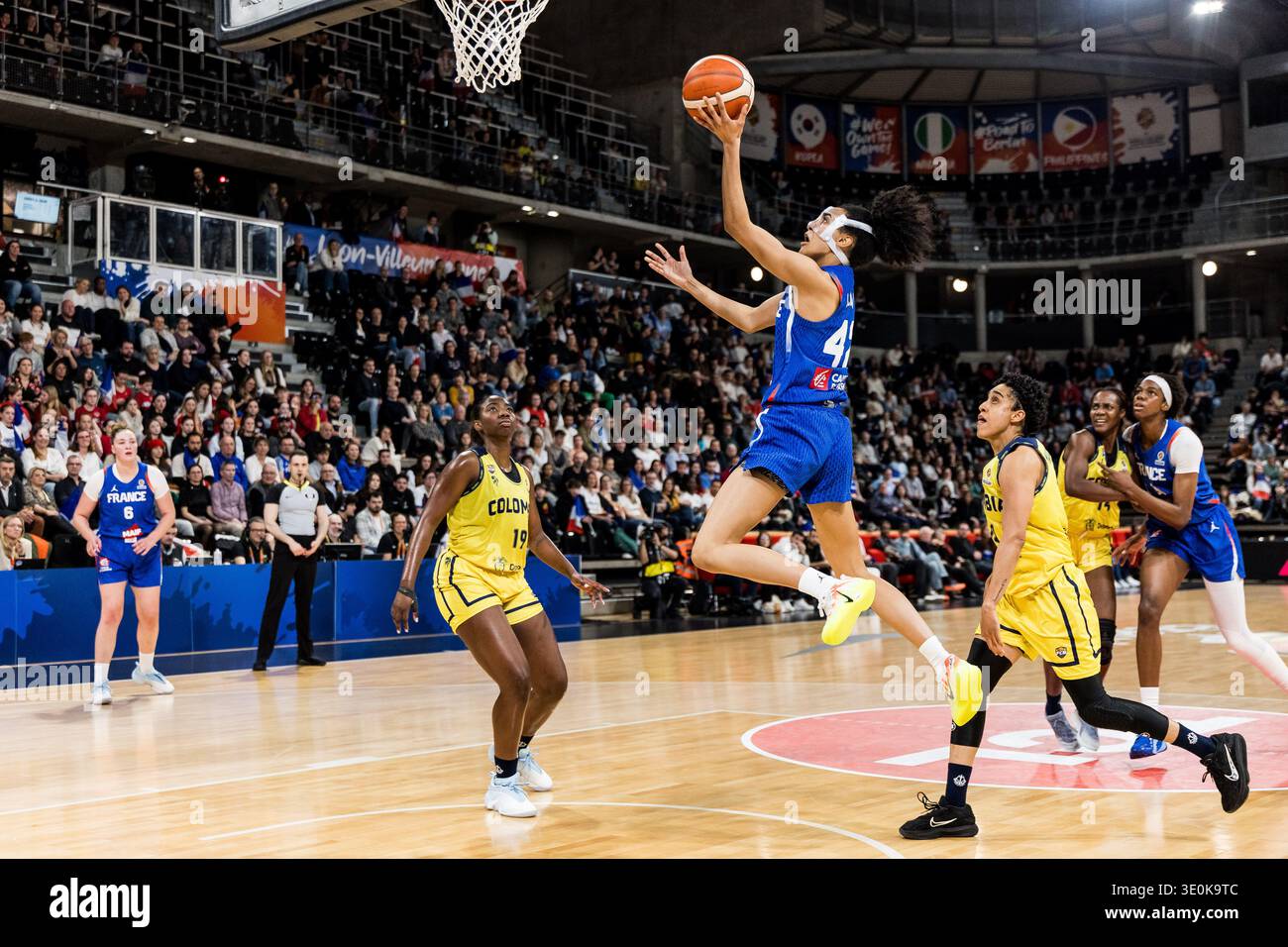 LIONE-VILLEURBANNE, FRANCIA - 12 MARZO: Leila Lacan (Francia, 42) spara la palla durante la partita di qualificazione al Torneo di qualificazione alla Coppa del mondo femminile FIBA tra Colombia (col) e Francia (fra) ad Astroballe il giorno 2 del Torneo di qualificazione alla Coppa del mondo femminile FIBA il 12 marzo 2026 a Lione-Villeurbanne, Francia. Foto Stock