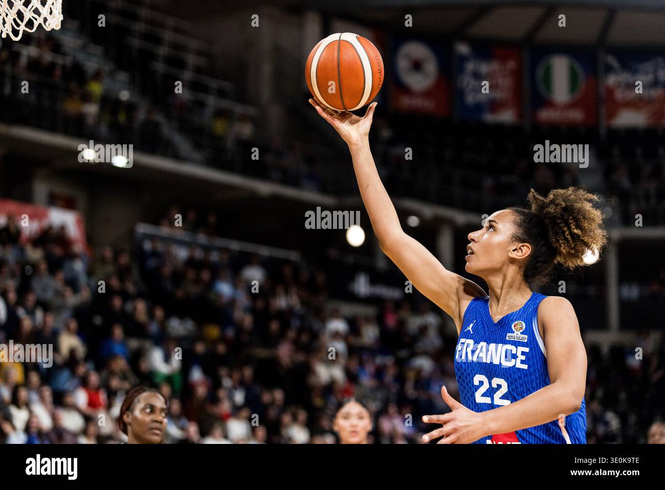 LIONE-VILLEURBANNE, FRANCIA - 12 MARZO: Marieme Badiane (Francia, 22 anni) spara la palla durante la partita di qualificazione al torneo femminile FIBA tra Colombia (col) e Francia (fra) ad Astroballe il giorno 2 del torneo di qualificazione alla Coppa del mondo femminile FIBA il 12 marzo 2026 a Lione-Villeurbanne, Francia. Foto Stock