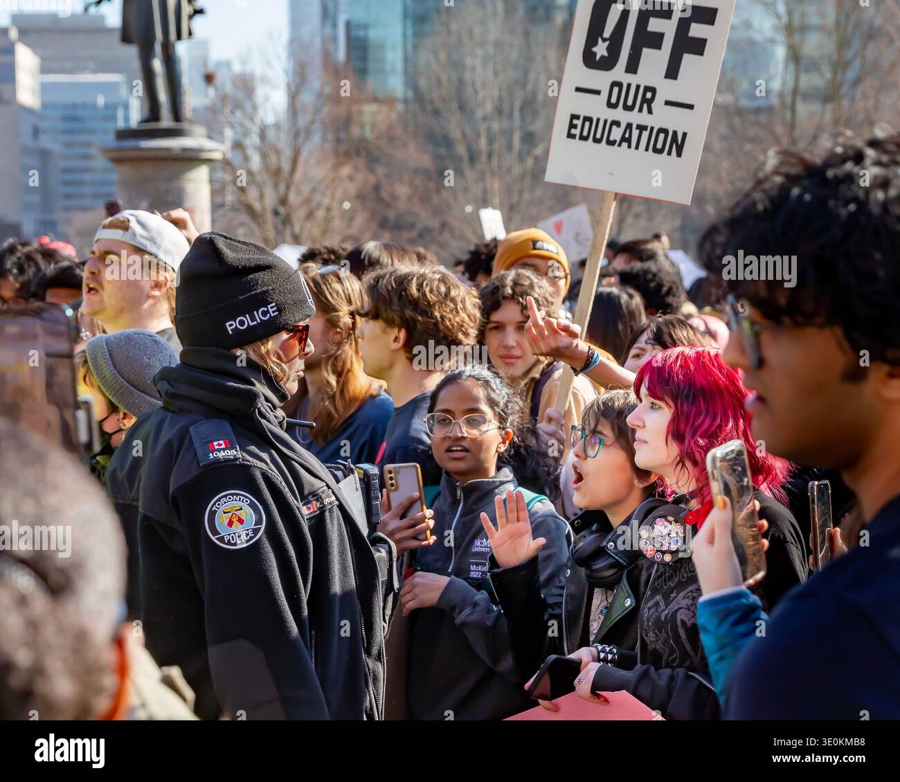 Toronto Canada 4 marzo 2026: Gli studenti urlano alla polizia dopo l'arresto di due studenti accusati di aver ingannato o aggredito un ufficiale di pace Foto Stock