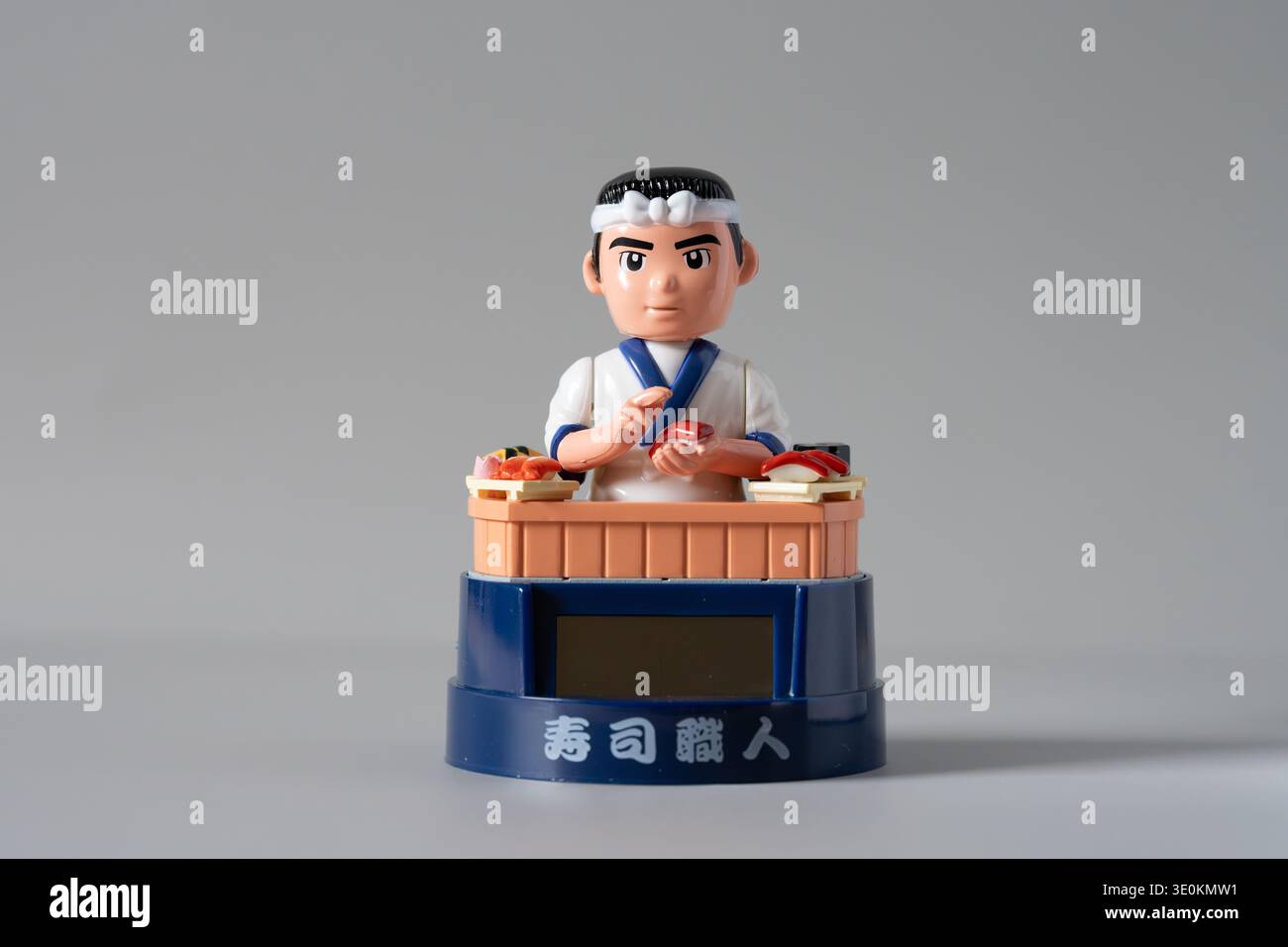 Spatola per sushi giapponese a energia solare. Questo maestro di sushi tradizionale si muove e si muove quando viene esposto alla luce. Foto Stock
