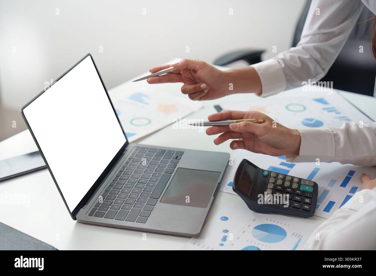 Sessione di pianificazione strategica. I membri del team discutono di informazioni sui dati su un notebook durante una riunione. Foto Stock