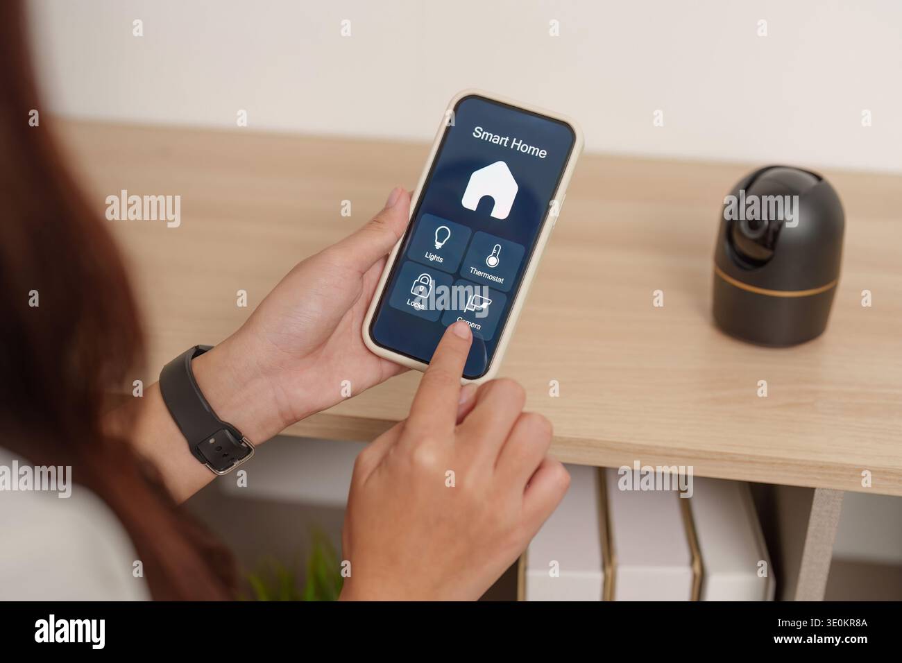 Smart Home Control. Utente che gestisce dispositivi domestici intelligenti con l'app per smartphone. Foto Stock