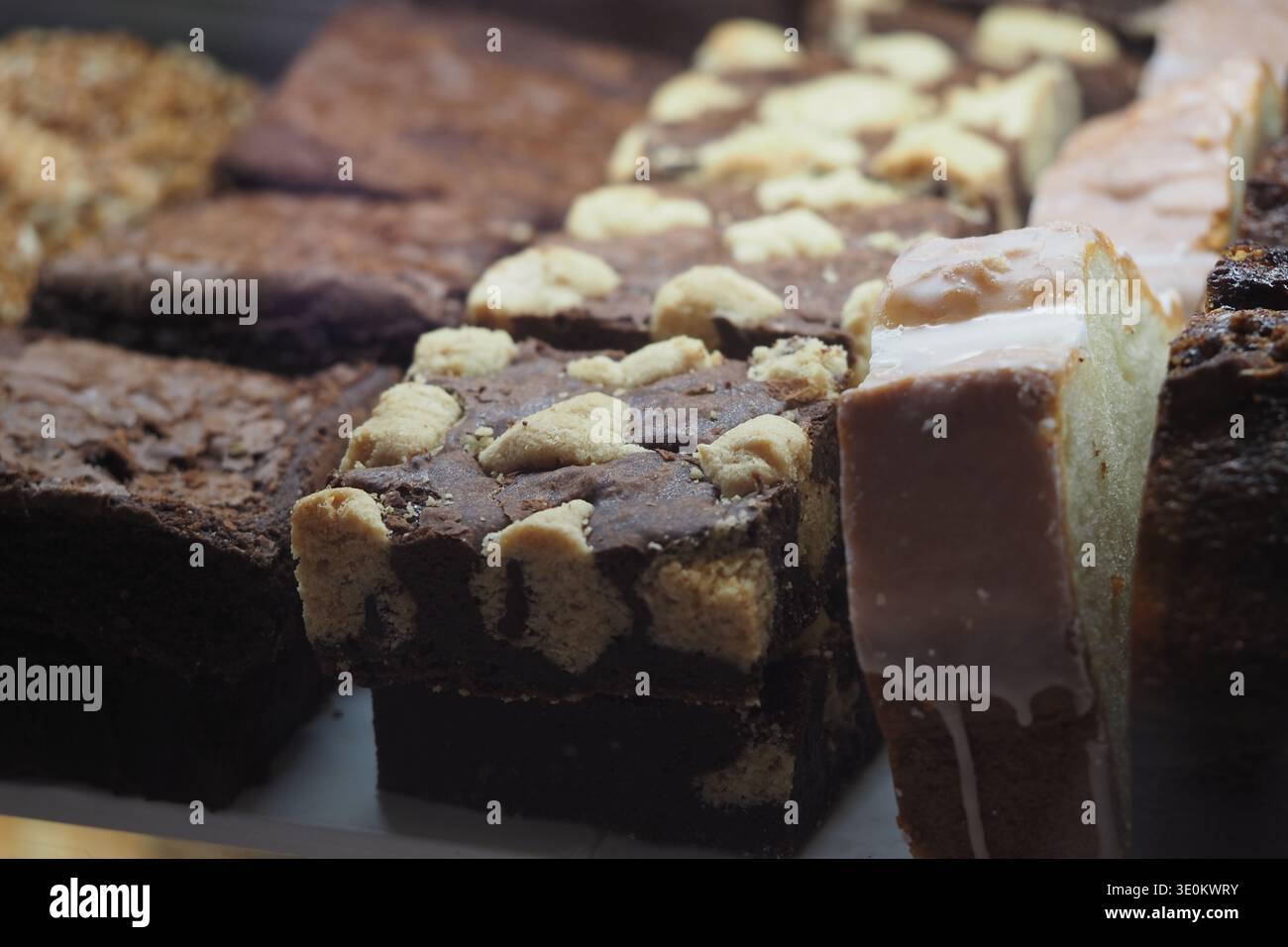 Prodotti da forno in mostra in una panetteria locale Foto Stock