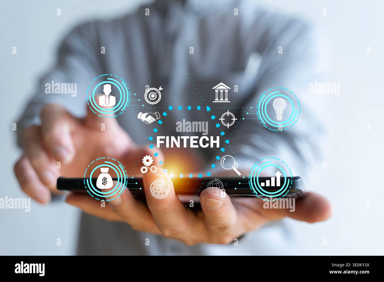Mani che tengono in mano uno smartphone con icone fintech per pagamenti, servizi bancari, analisi, sicurezza biometrica e investimenti, illustrando la tecnologia finanziaria mobile Foto Stock