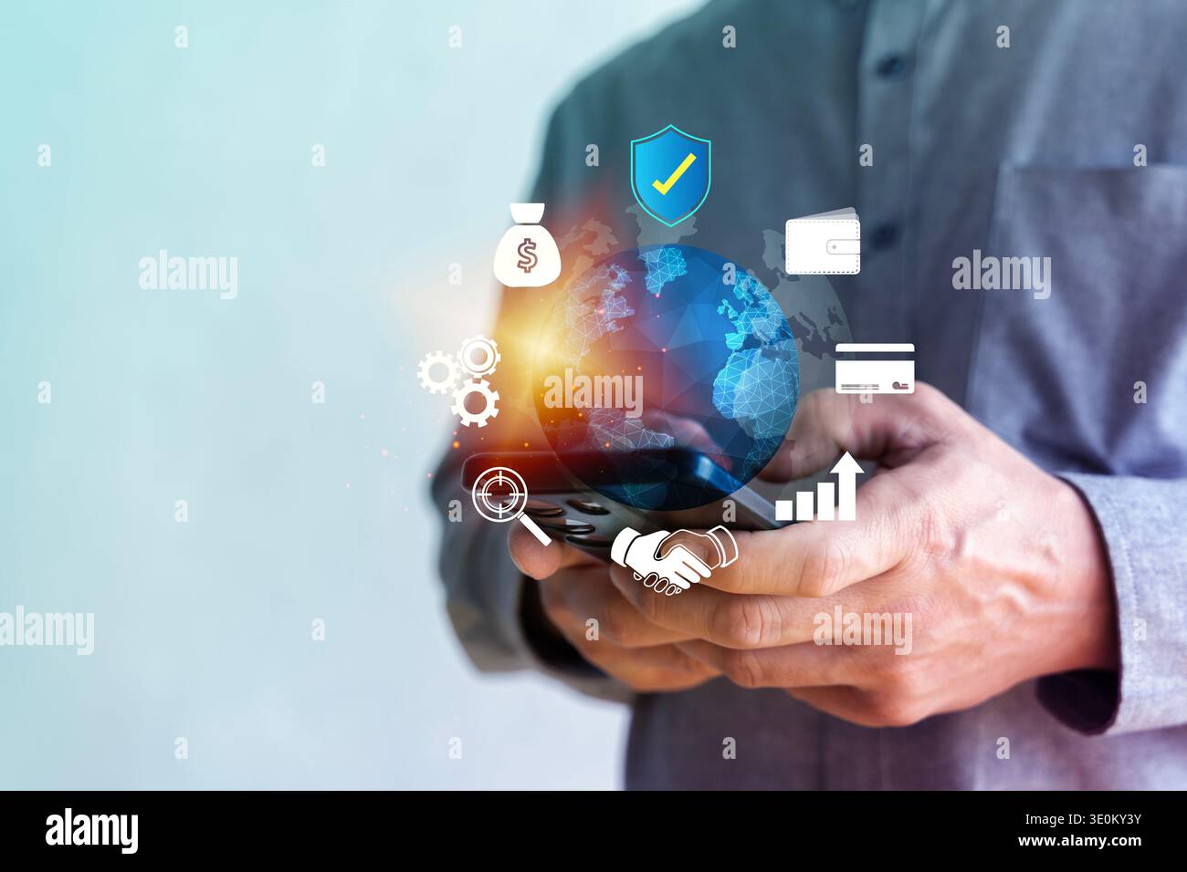 Mani con smartphone con icone fintech globali per pagamenti, portafoglio, sicurezza, analisi e crescita, illustrando il mobile banking e la finanza digitale Foto Stock