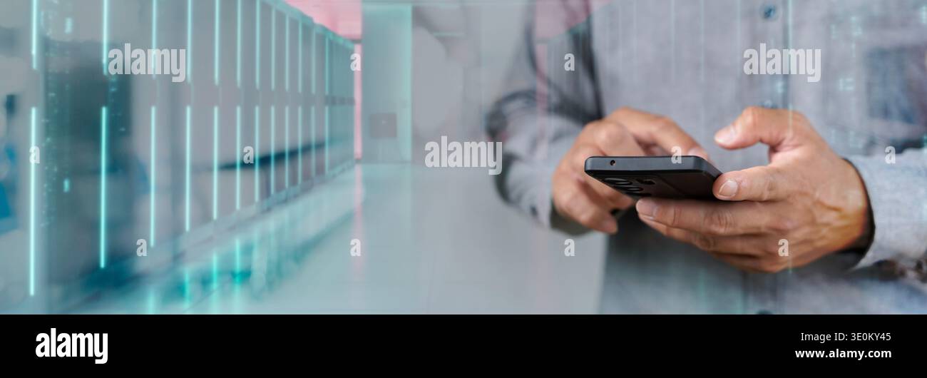Uomo d'affari che utilizza uno smartphone con sovrapposizione server per data center, che rappresenta il monitoraggio IT mobile, il cloud computing, l'amministrazione remota, cybersecur Foto Stock