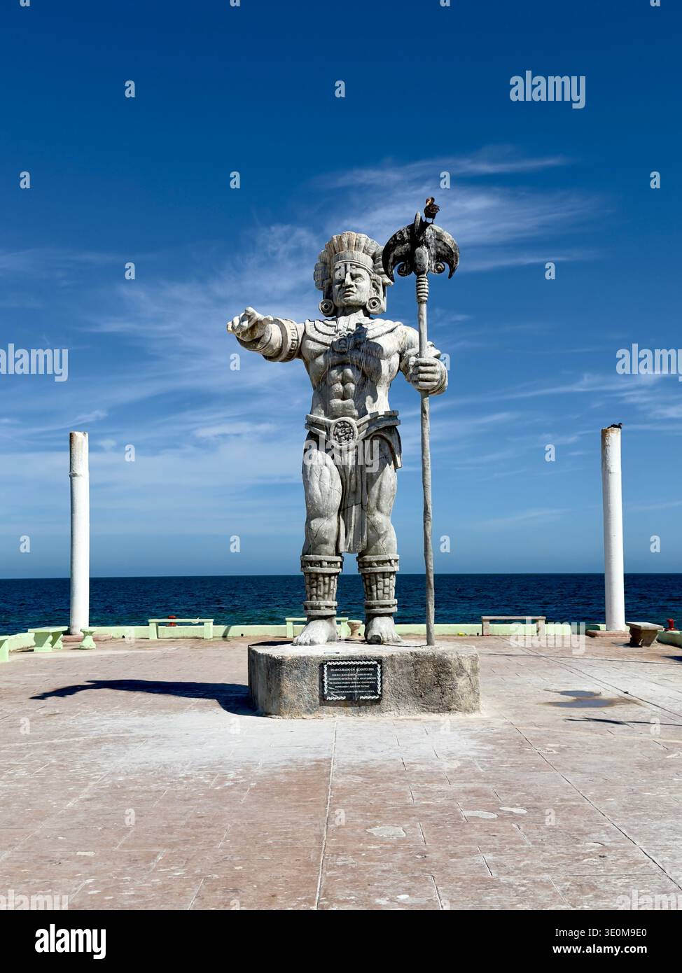 Statua di Chaac, che rappresenta il dio della pioggia Maya, sul lungomare di Telchac Puerto sulla costa di Yucatán, Messico Foto Stock