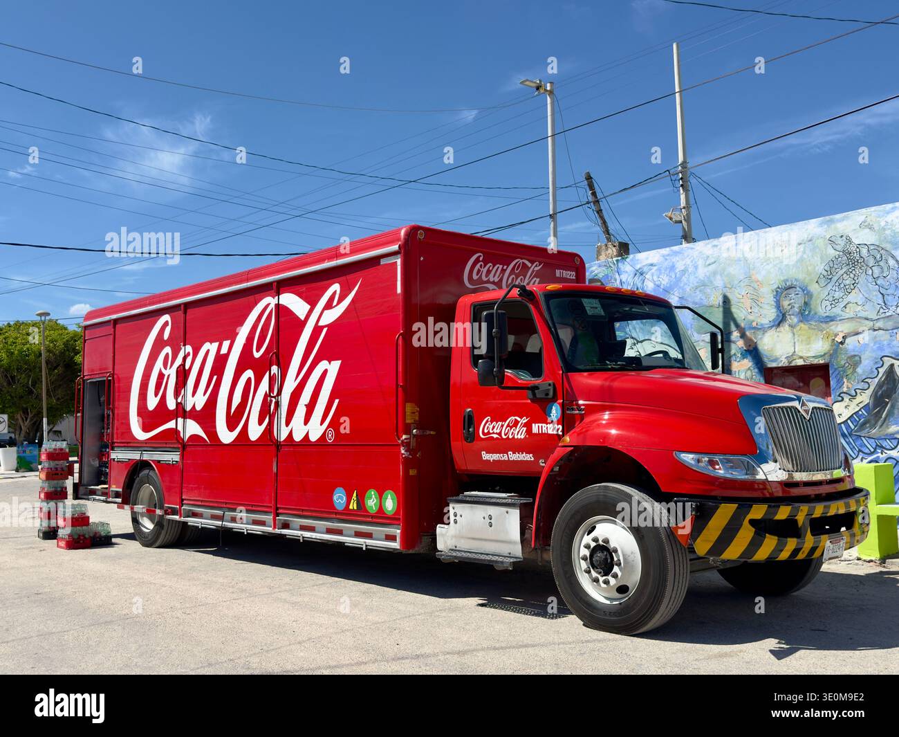 Camion di consegna Coca-Cola a Telchac Puerto, Yucatán, Messico. - Immagine stock catturata con smartphone