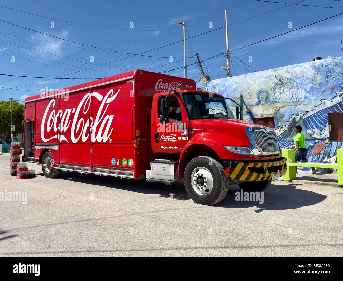 Camion di consegna Coca-Cola nella piccola città costiera di Telchac Puerto, Yucatán, Messico - Immagine stock catturata con smartphone