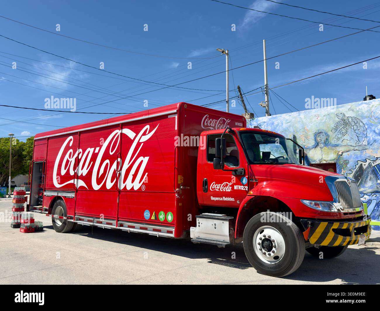 Un veicolo di consegna Coca-Cola a Telchac Puerto, Yucatán, Messico, che mette in evidenza la portata delle multinazionali americane e la cultura dei consumatori globale - Immagine stock catturata con smartphone