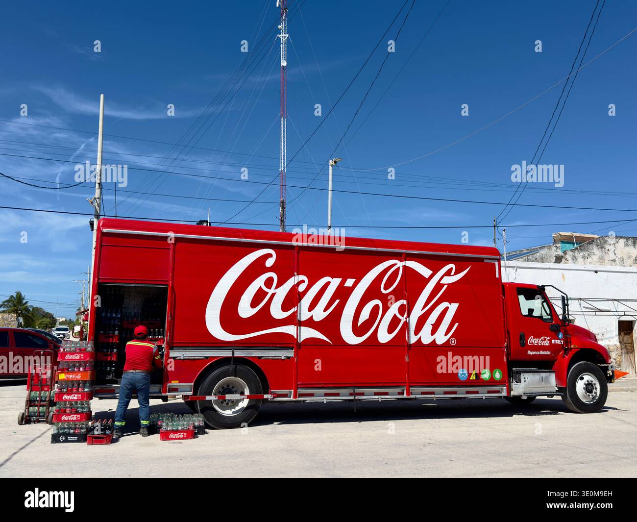 Camion di consegna Coca-Cola a Telchac Puerto, Yucatán, Messico. - Immagine stock catturata con smartphone
