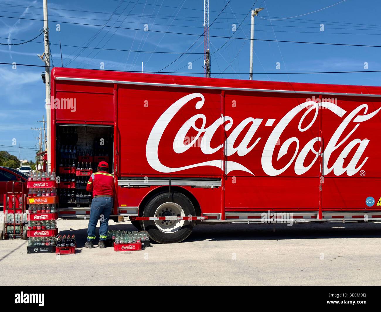 Camion di consegna Coca-Cola nella piccola città costiera di Telchac Puerto, Yucatán, Messico - Immagine stock catturata con smartphone