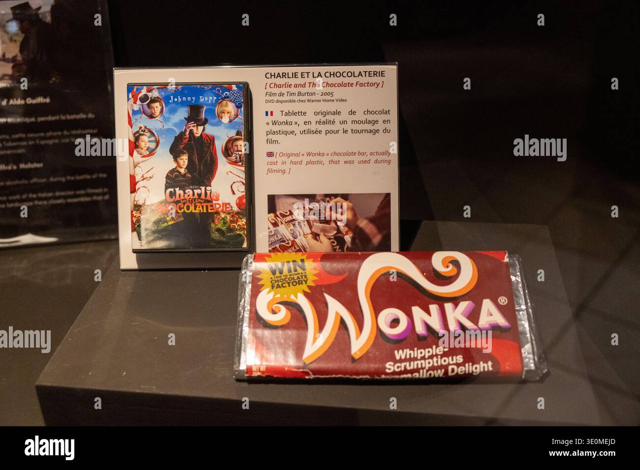 Lione, Francia - 7 gennaio 24: Barretta di cioccolato di scena con etichetta Wonka in mostra al Musée Cinéma et miniature di Lione, Francia. Foto Stock