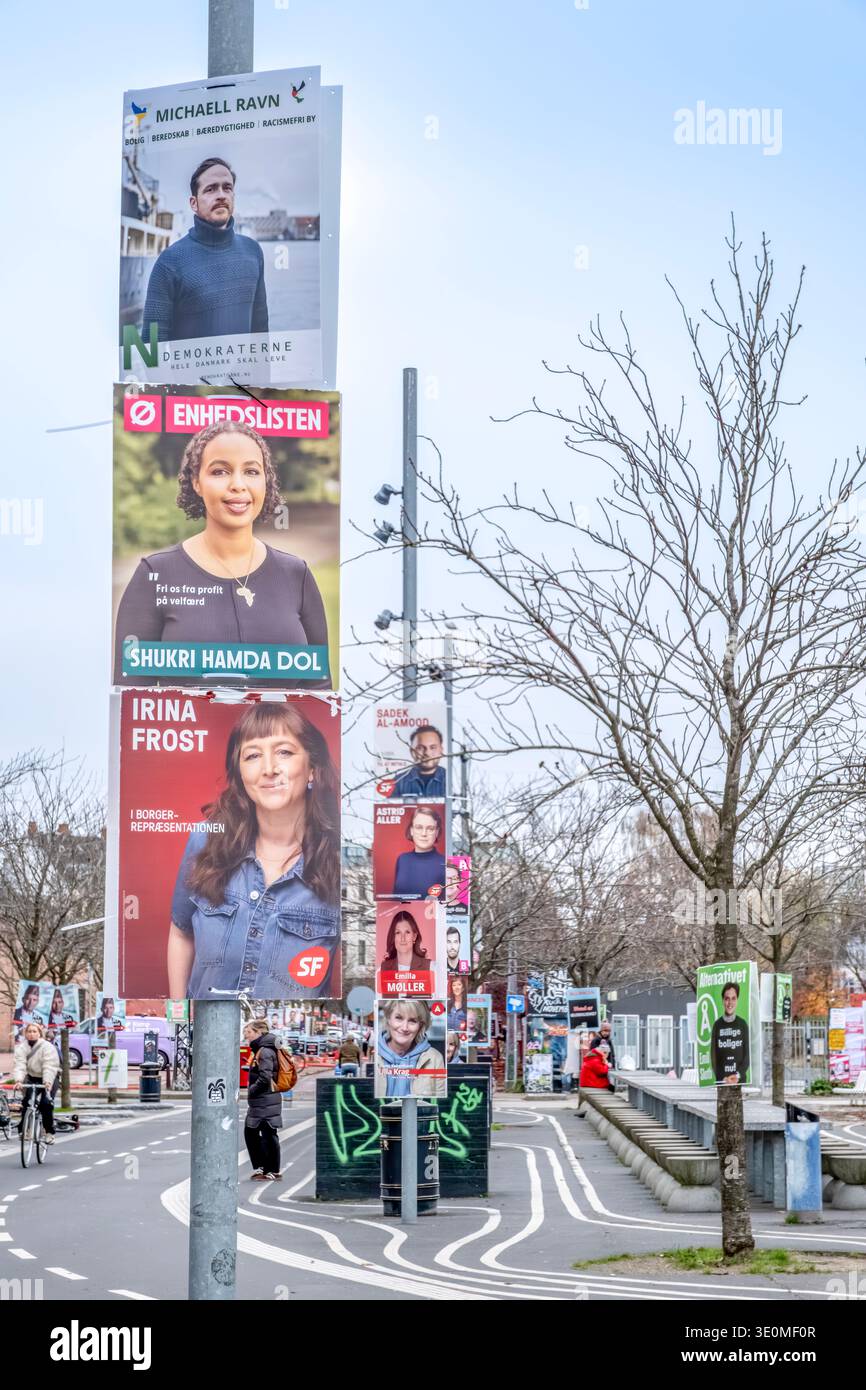 Campagna elettorale poster sul Lamp Post a Copenaghen, Danimarca, candidati politici per le elezioni locali Foto Stock