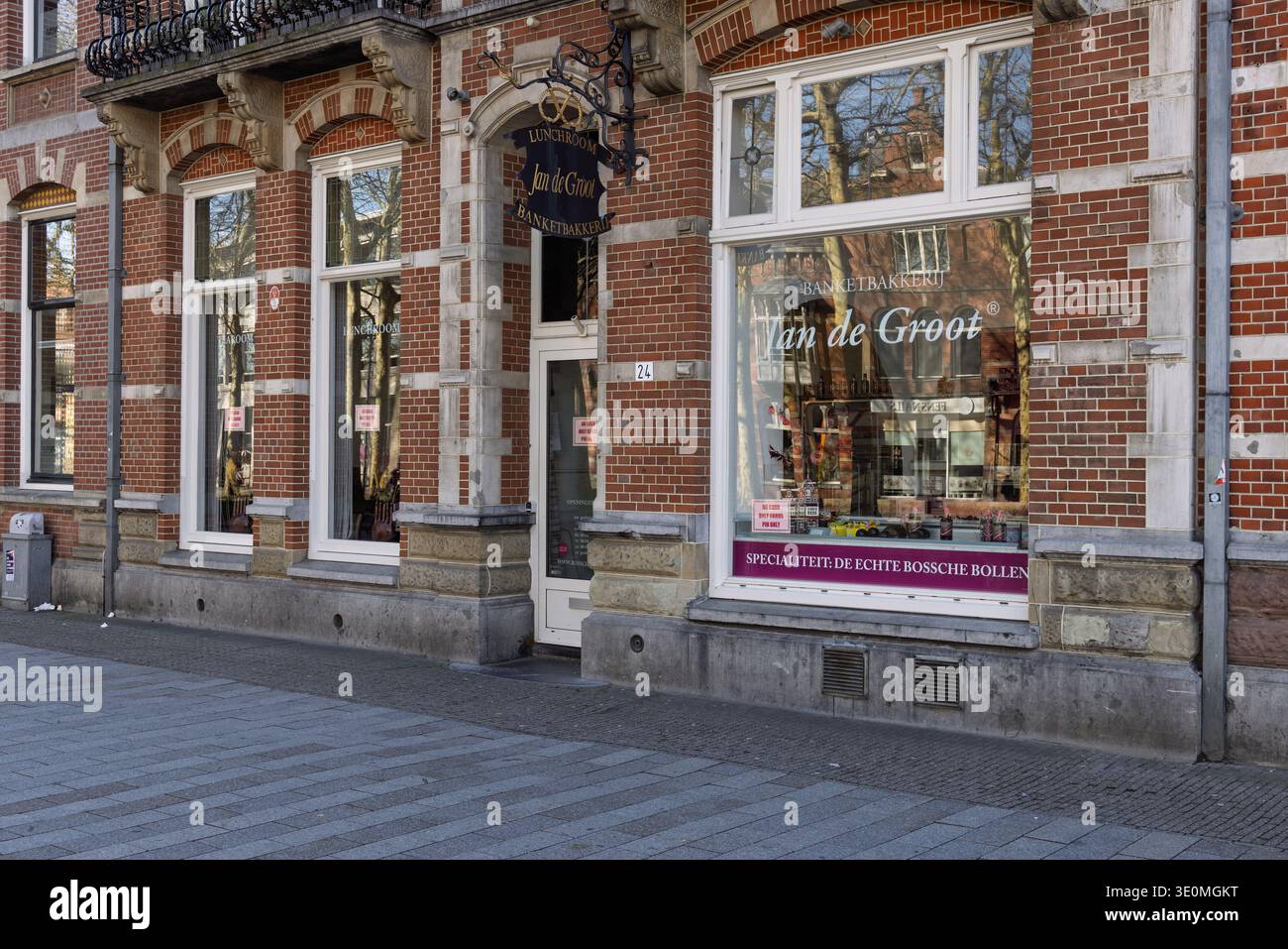 Il tradizionale negozio di panetteria olandese Jan de Groot a Den Bosch, famoso per la pasticceria Bossche Bollen, lo storico edificio in mattoni e il negozio di cibo locale. S-Herto Foto Stock