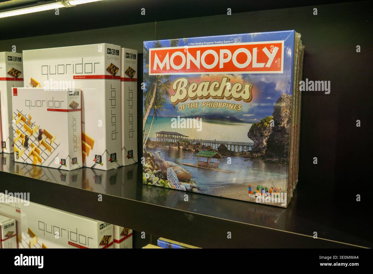 Monopoly Beaches of the Philippines, gioco da tavolo esposto sullo scaffale del negozio che mostra la versione localizzata del classico gioco di trading immobiliare. Foto Stock
