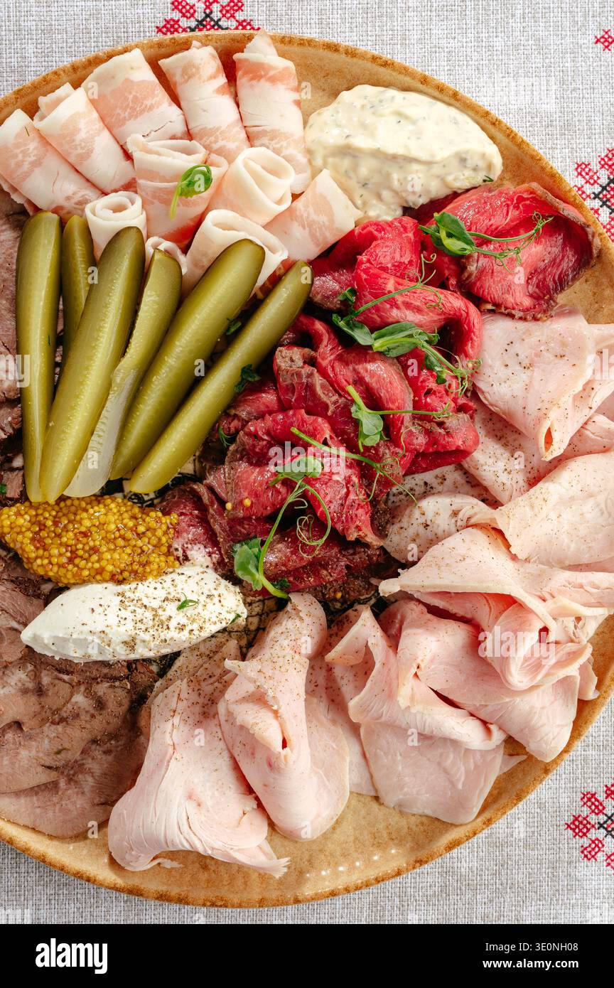 carni fredde con salse e cetrioli sottaceto Foto Stock