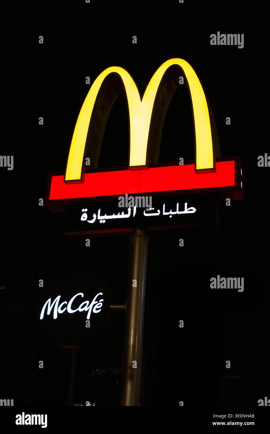 McDonalds insegna illuminata con scritta araba a Riyadh, Arabia Saudita Foto Stock