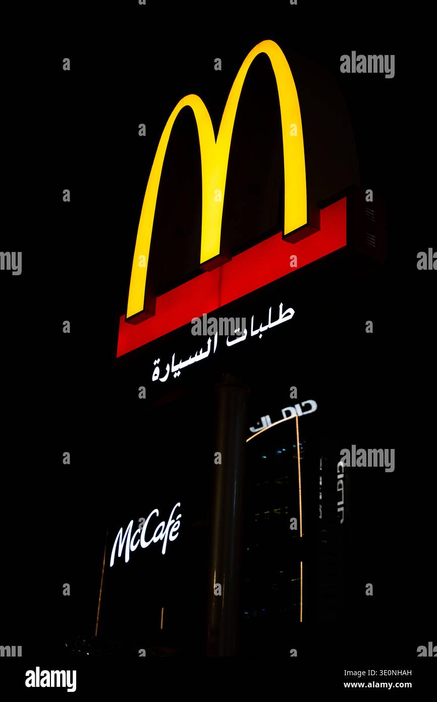 McDonalds insegna illuminata con scritta araba a Riyadh, Arabia Saudita Foto Stock