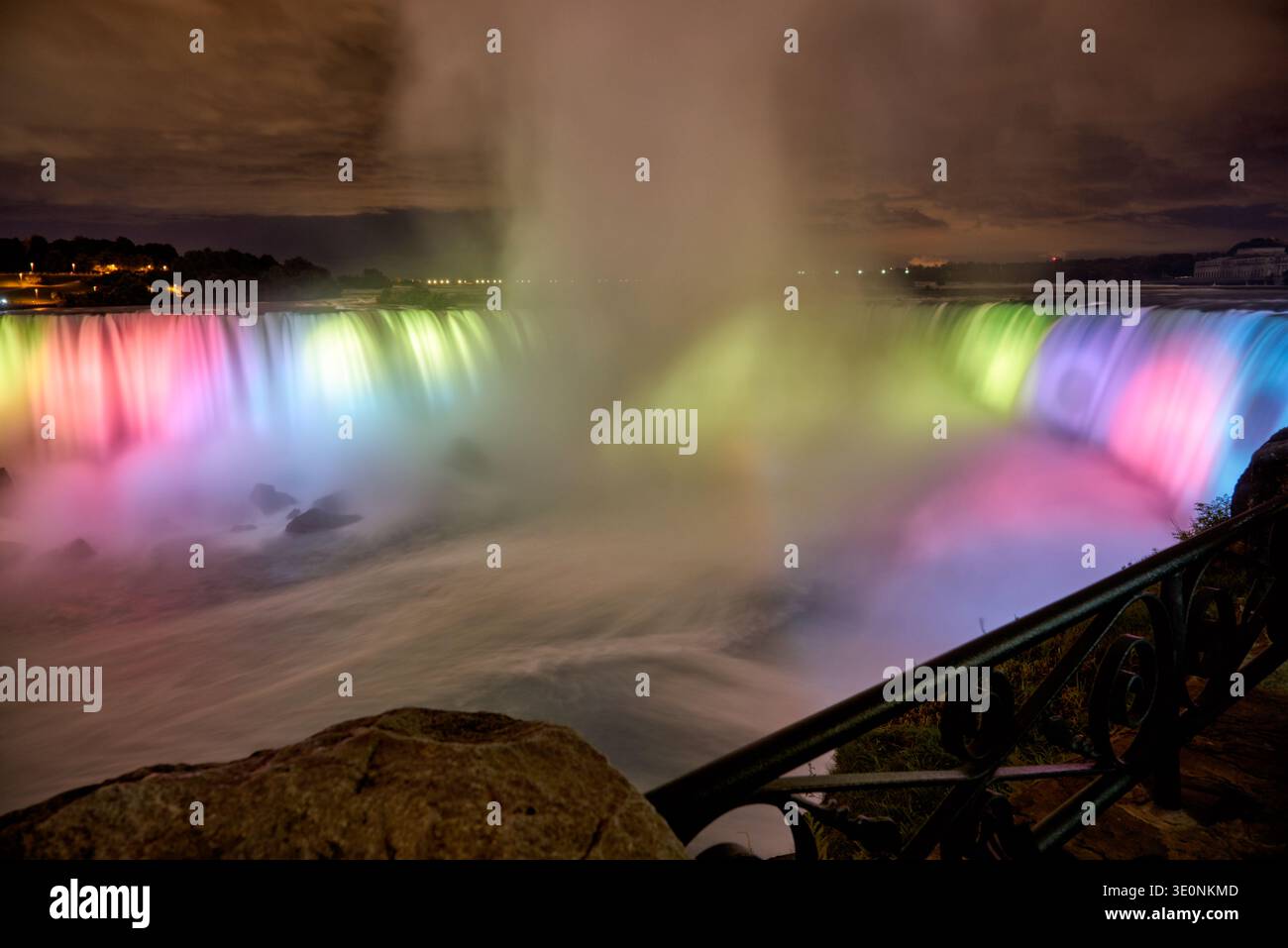 Le Cascate del Niagara si illuminano di notte con vivaci luci colorate, offrendo uno spettacolo incredibile per i visitatori al confine tra Canada e Stati Uniti. Foto Stock