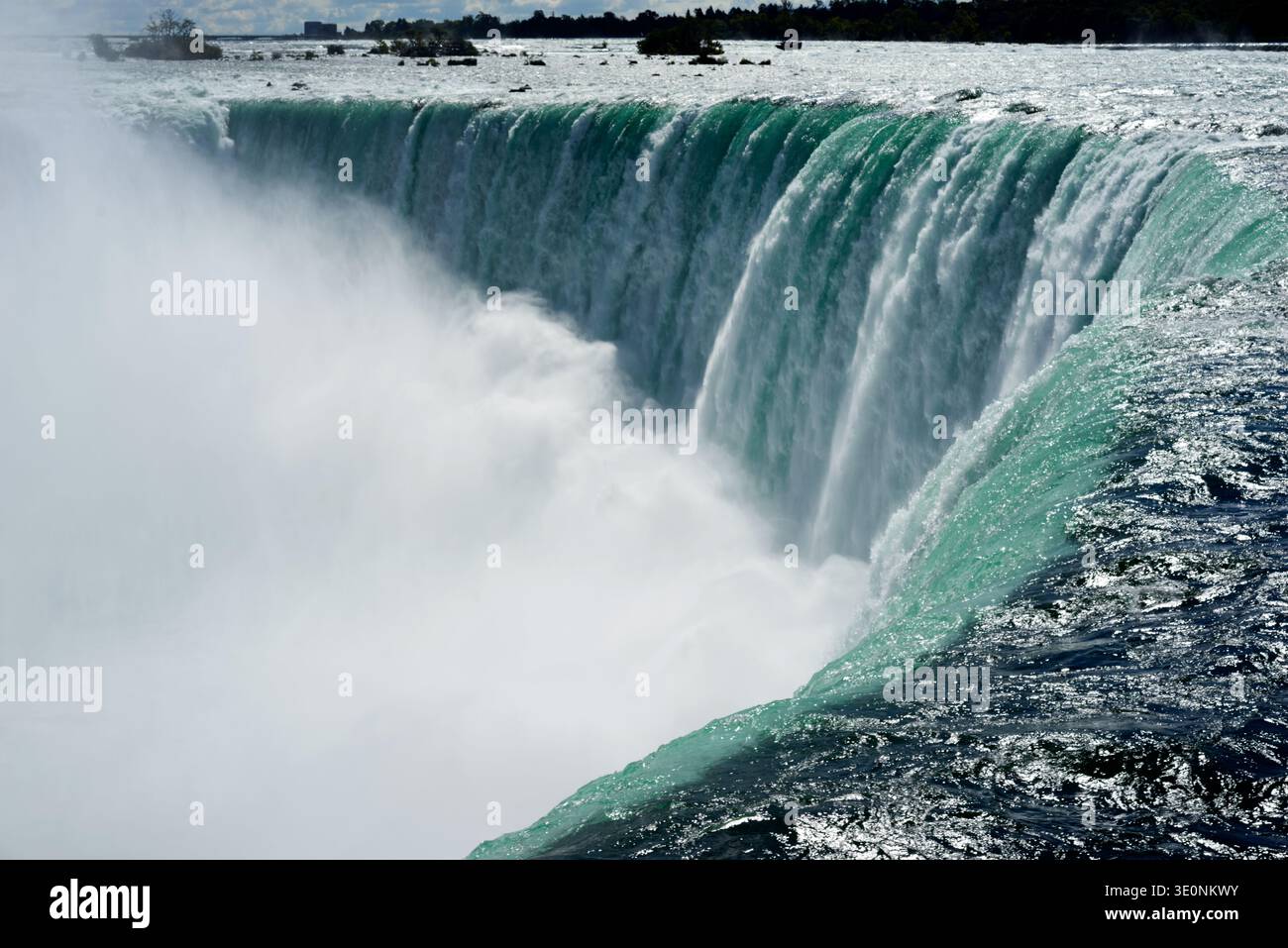 Le potenti Horseshoe Falls a Niagara Falls, Ontario, Canada, mostrano l'immensa bellezza naturale e la forza delle cascate d'acqua. Foto Stock