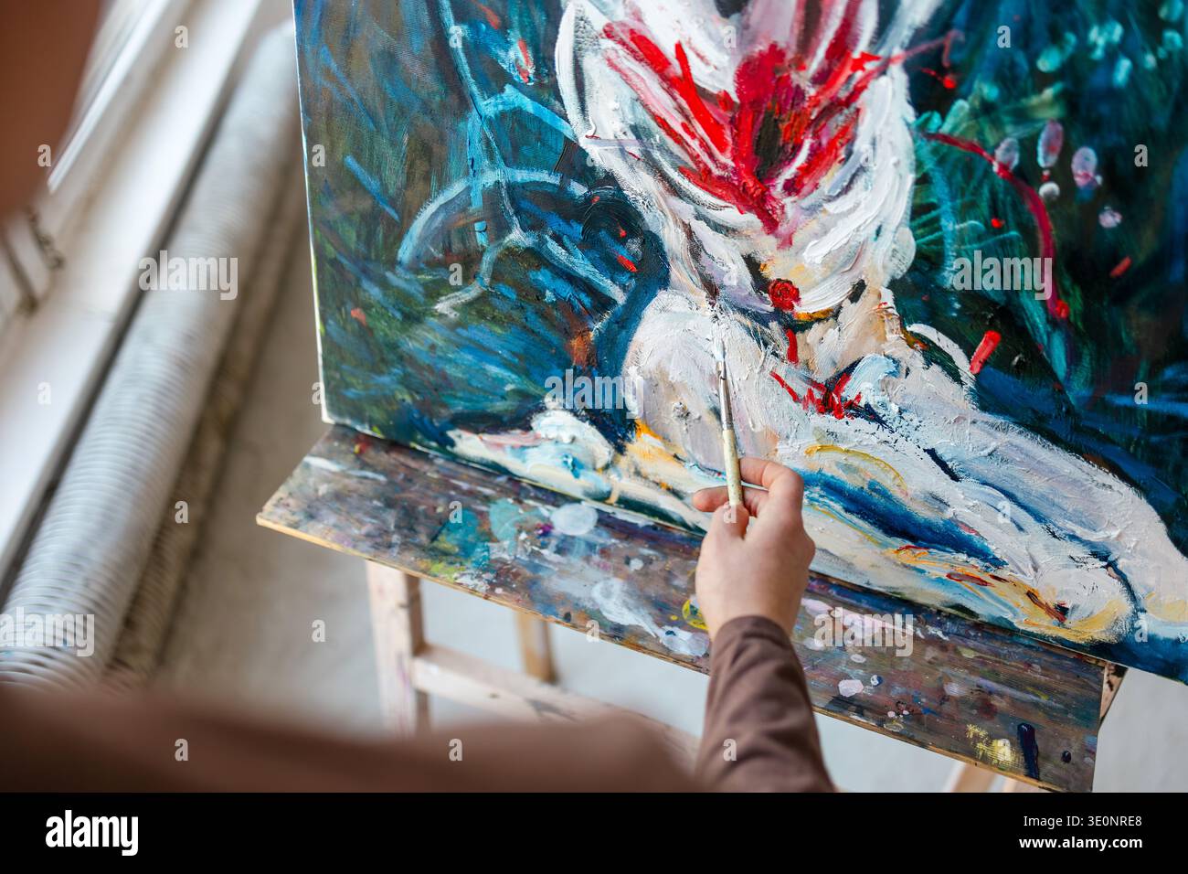 Primo piano della pittura a mano di un'artista femminile con pitture ad olio Foto Stock