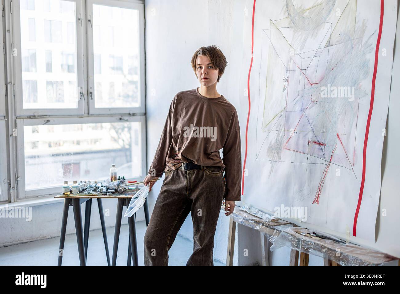 Ritratto di donna artista nel suo studio Foto Stock