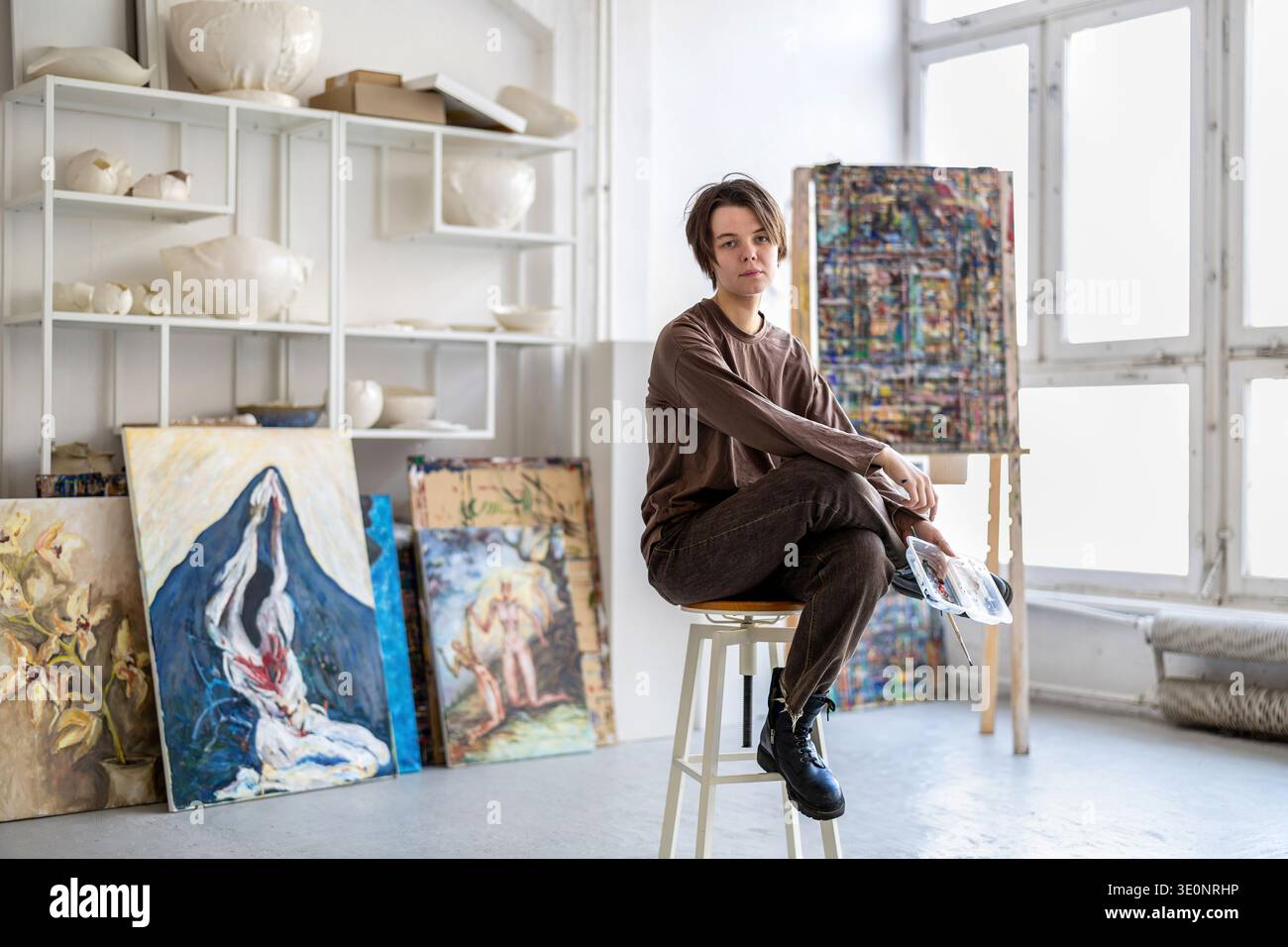 Ritratto di donna artista nel suo studio Foto Stock