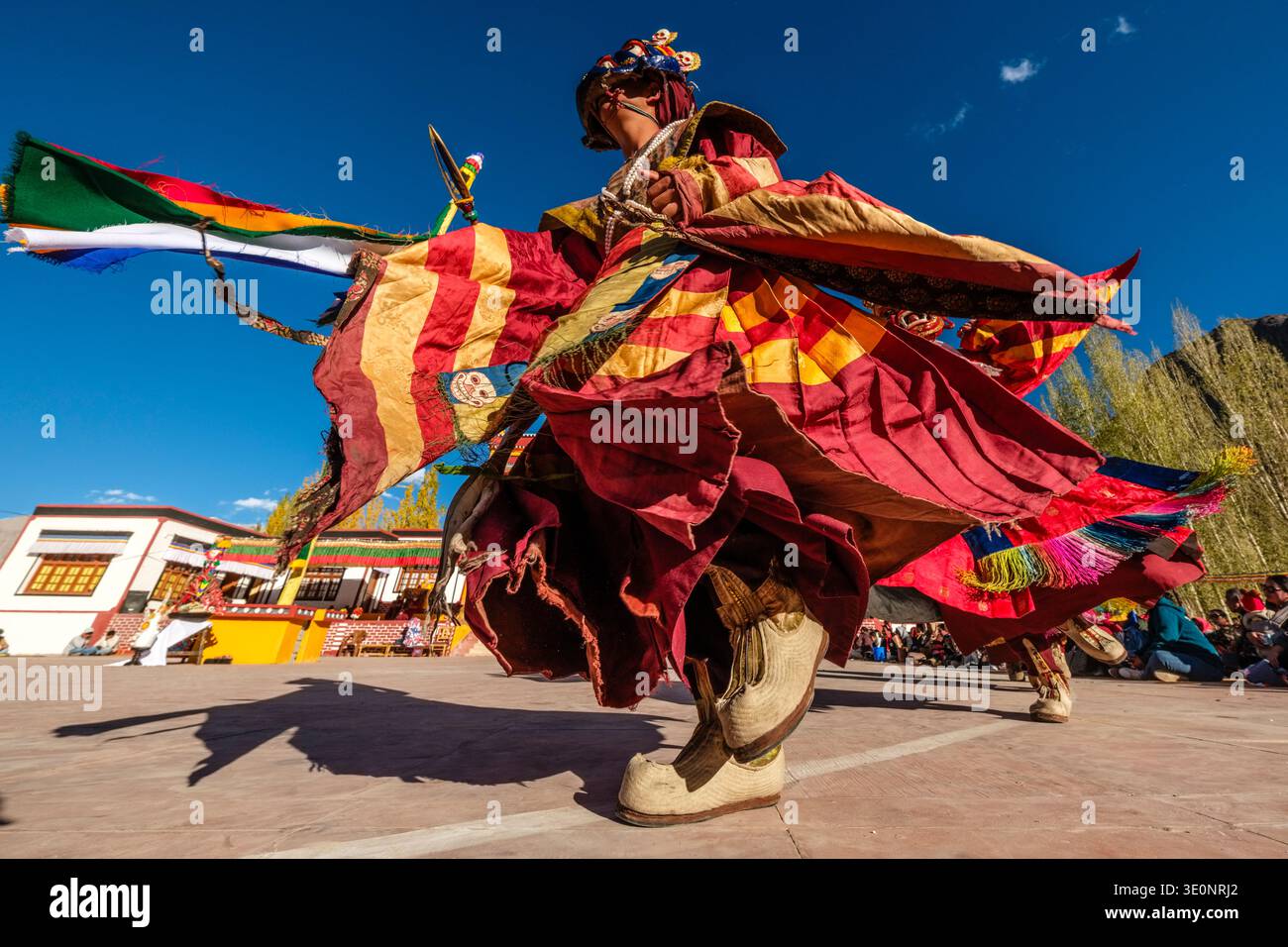 I ballerini mascherati dell'ordine del cappello giallo eseguono la danza sacra Cham con attrezzi rituali durante il festival Diskit Gustor. Foto Stock