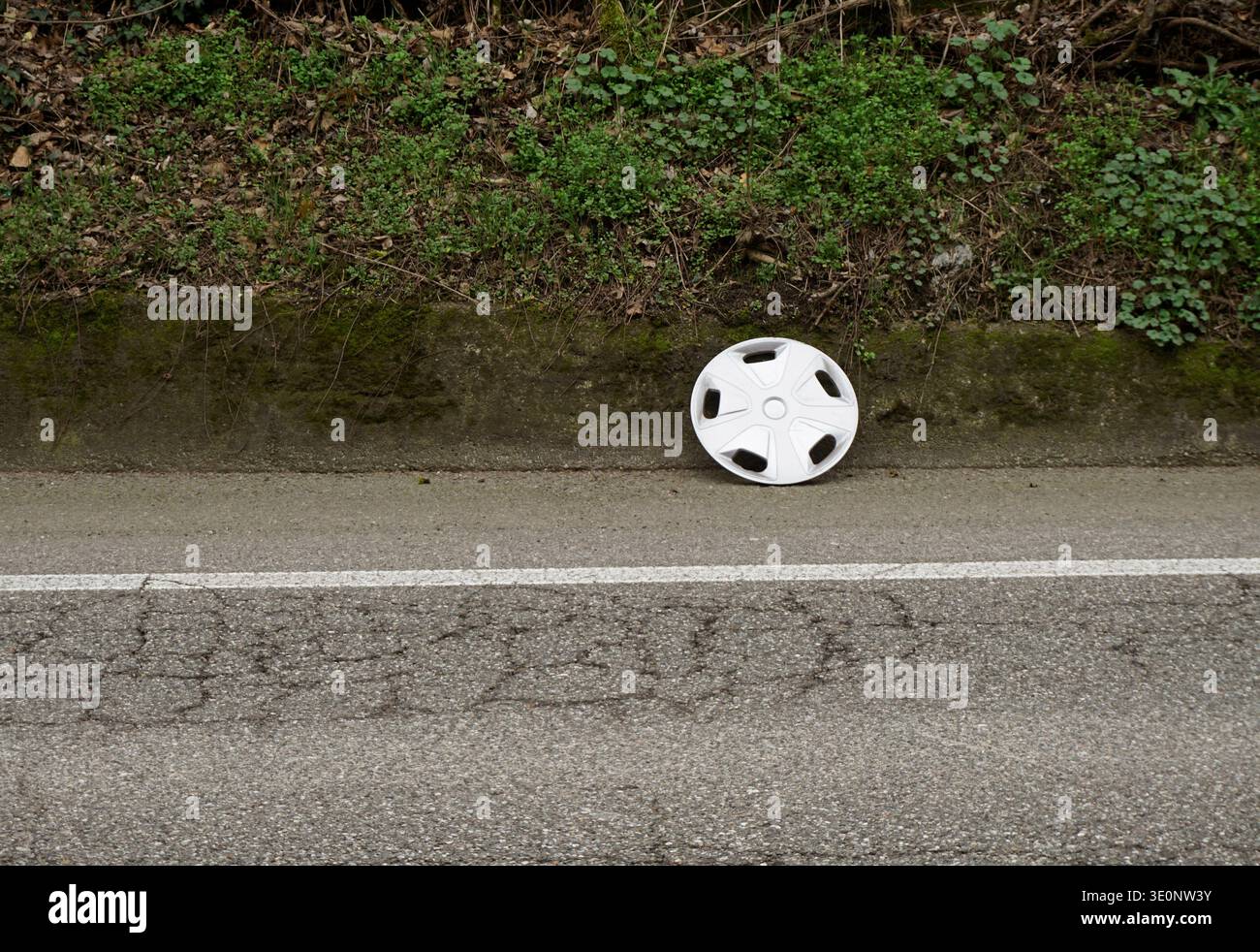 coprimozzo sul lato della strada Foto Stock