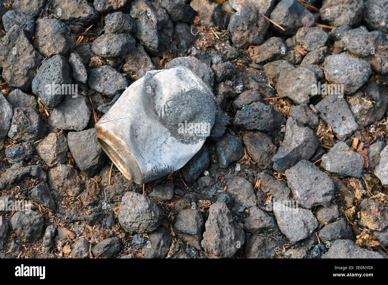 Una lattina di bibite bruciata, Isole Canarie, la Palma, Isola la Palma, Isole Canarie Foto Stock