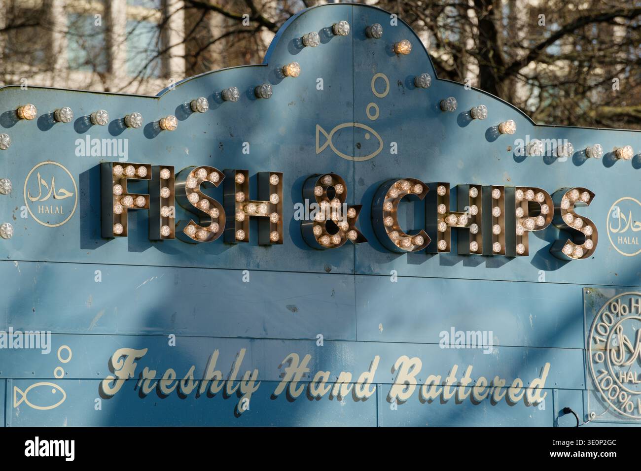 Fish & Chips in luci sopra un furgone mobile, chiosco di cibo. Foto Stock