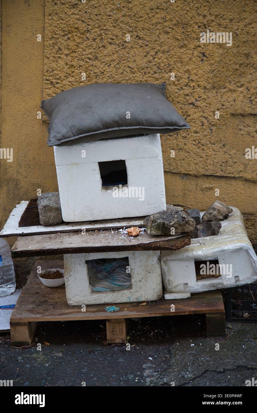 Riparo realizzato localmente con blocchi in pietra e schiuma. Foto Stock