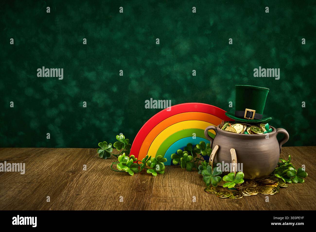 La pentola di San Patrizio di fortuna arcobaleno d'oro Foto Stock
